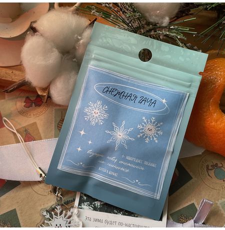 Снежная гача (акриловый брелок+открытка) Катей в домике