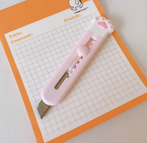 Канцелярский нож Кошачья лапка, розовый