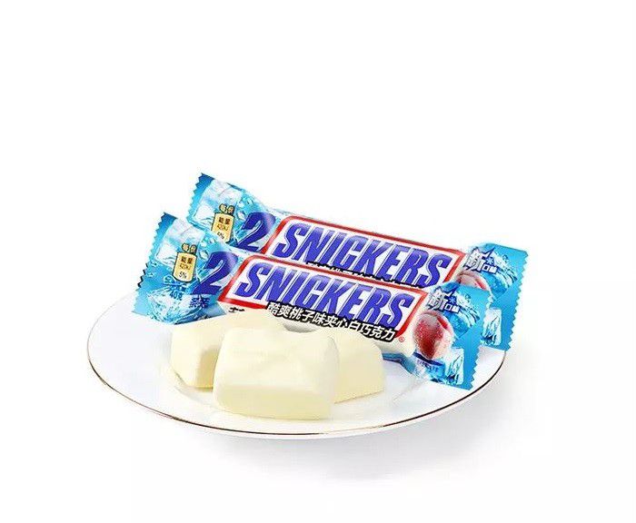 Шоколадный батончик Snickers Белый шоколад и морозный персик