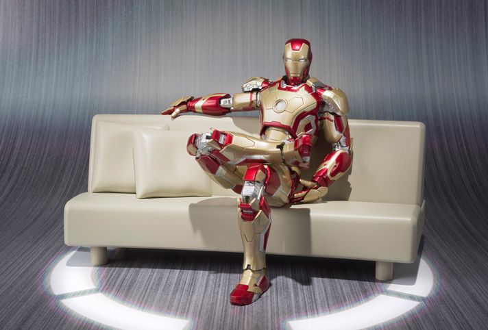 Фигурка Железный Человек на диване (Iron Man Mark-42)
