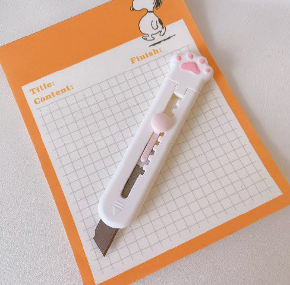 Канцелярский нож Кошачья лапка, белый