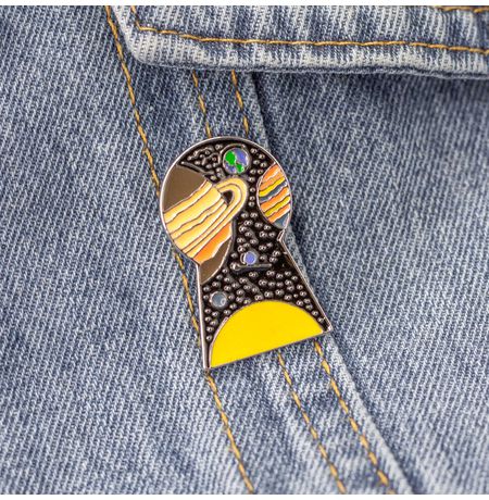 Значок Космос в замочной скважине