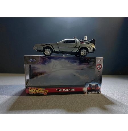 Модель машинки Назад в Будущее 2 - DMC Delorean 1:32 (Back To The Future II - Hollywood Rides) изображение 3