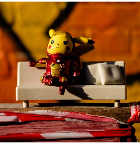 Фигурка Пикачу - Железный Человек на диване (Pikachu Iron Man) изображение 3