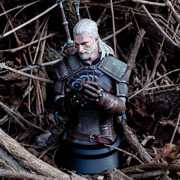 Бюст Ведьмака Geralt Playing Gwent Ведьмак 3 (The Witcher) изображение 3