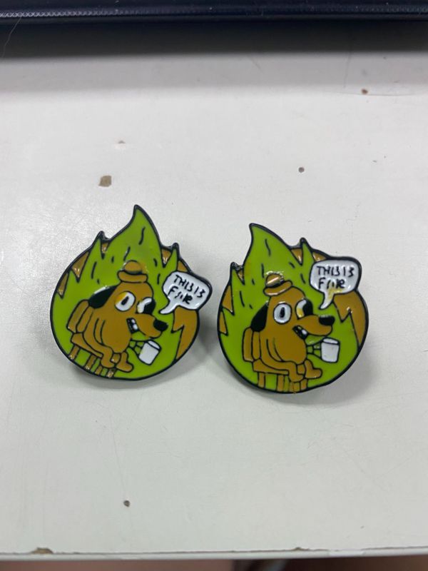 Значок Собака This is fine (пин, металл) 2,7х2,3 см УЦЕНКА изображение 2