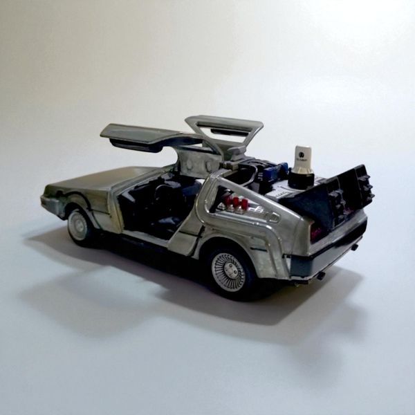 Модель машинки Назад в Будущее 2 - DMC Delorean 1:32 (Back To The Future II - Hollywood Rides) изображение 2