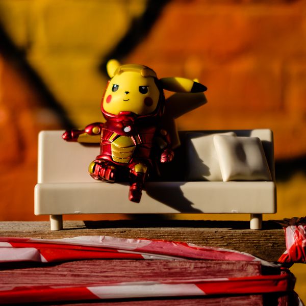 Фигурка Пикачу - Железный Человек на диване (Pikachu Iron Man) изображение 3