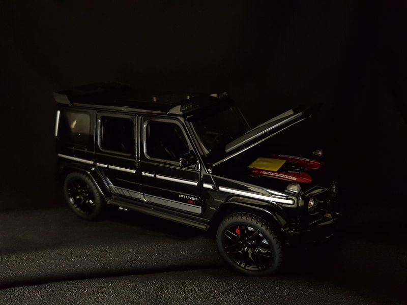 Коллекционная металлическая (Die Cast) модель Mercedes-Benz G800 Brabus  1:22