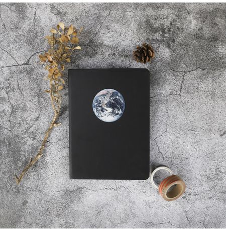 Блокнот Планеты - Земля, черные листы, 13х18 см