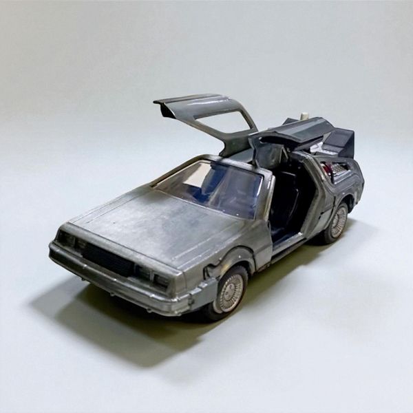 Модель машинки Назад в Будущее 2 - DMC Delorean 1:32 (Back To The Future II - Hollywood Rides)