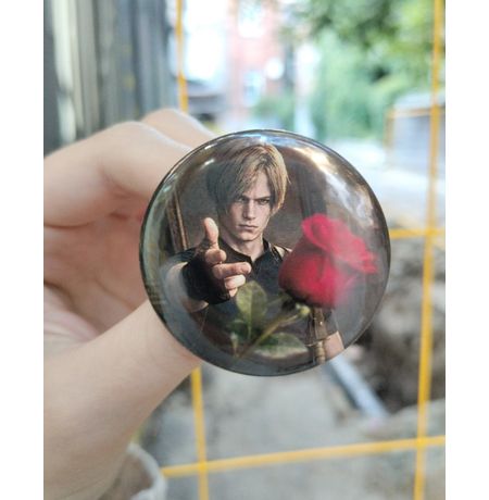 Значок Обитель Зла - Мем Леон с розой (Resident Evil) 4,5 см изображение 2