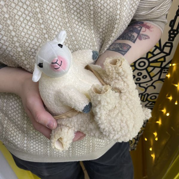 Мягкая игрушка Овечка в костюме изображение 3