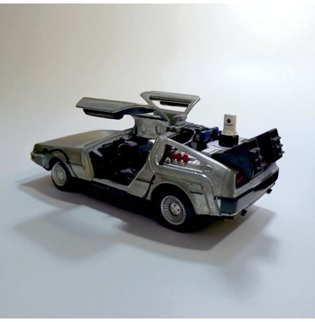 Модель машинки Назад в Будущее 2 - DMC Delorean 1:32 (Back To The Future II - Hollywood Rides) изображение 2