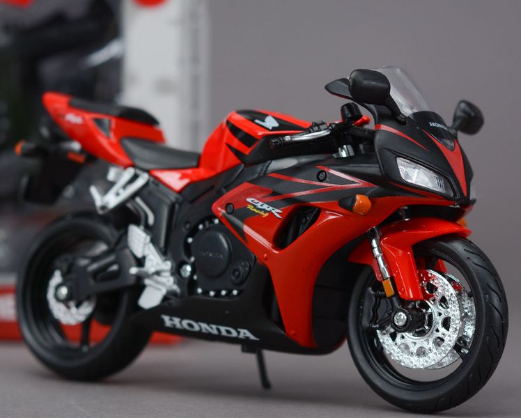 Модель для сборки Honda CBR 1000RR (Maisto Die Cast Model Kit) 1:12 изображение 2