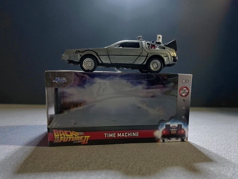 Модель машинки Назад в Будущее 2 - DMC Delorean 1:32 (Back To The Future II - Hollywood Rides) изображение 3
